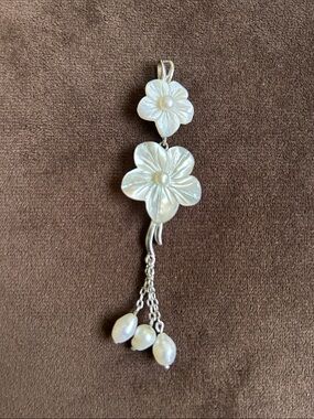 Silver Mother-of-Pearl Flower Pendant